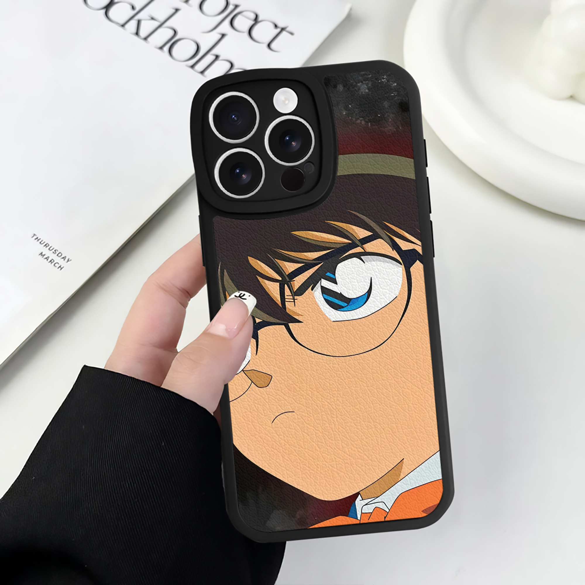 （画像用） 名探偵コナン Detective Conan 【iPhone 16シリーズ対応】シリコンスマホケース（レザー調） 材質：シリコン
